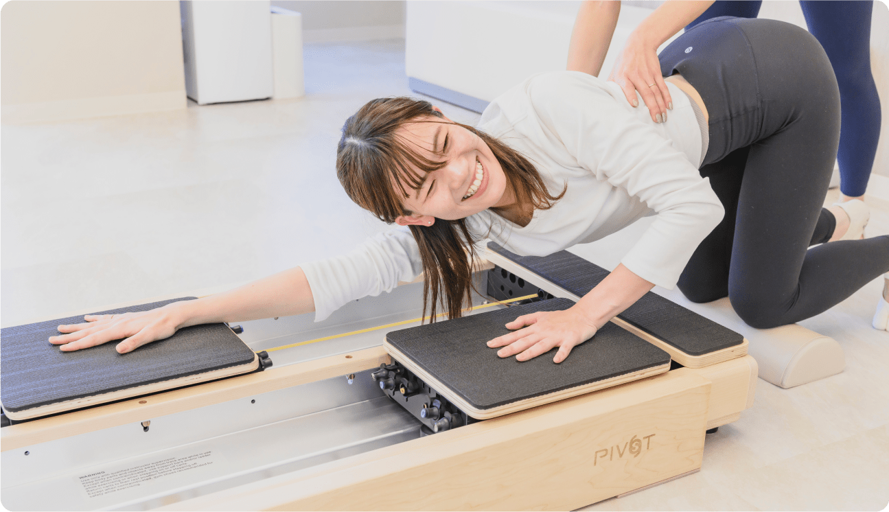 専用のカート上でピラティスを行う女性